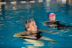 Kvinnor som badar i simhall