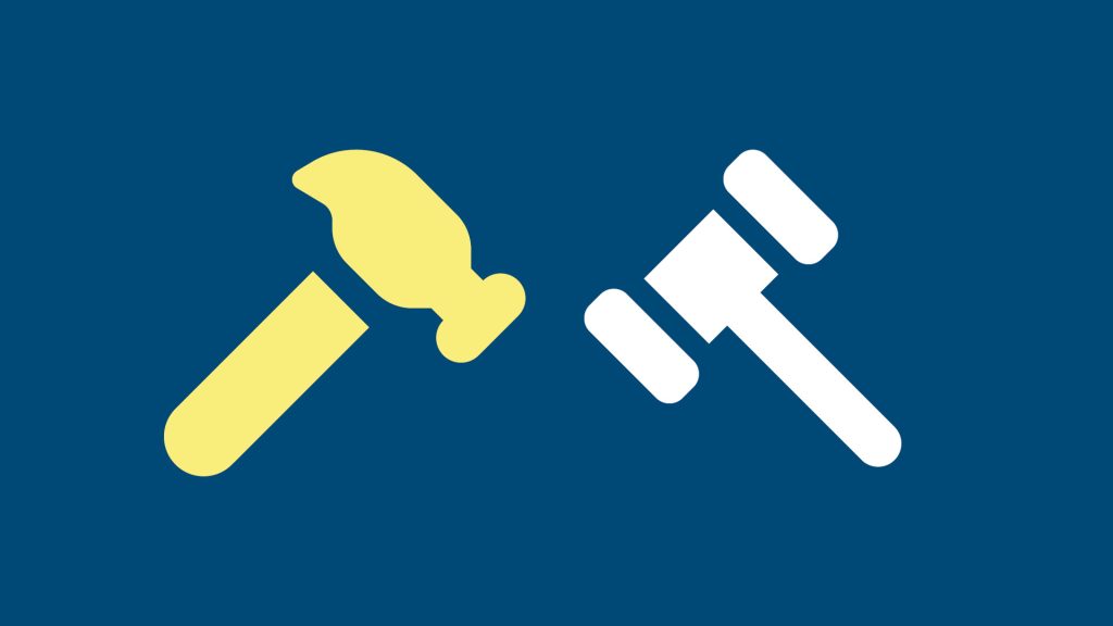 Illustration som gestaltar de nya bygglovsreglerna med en hammare och en ordförandeklubba.