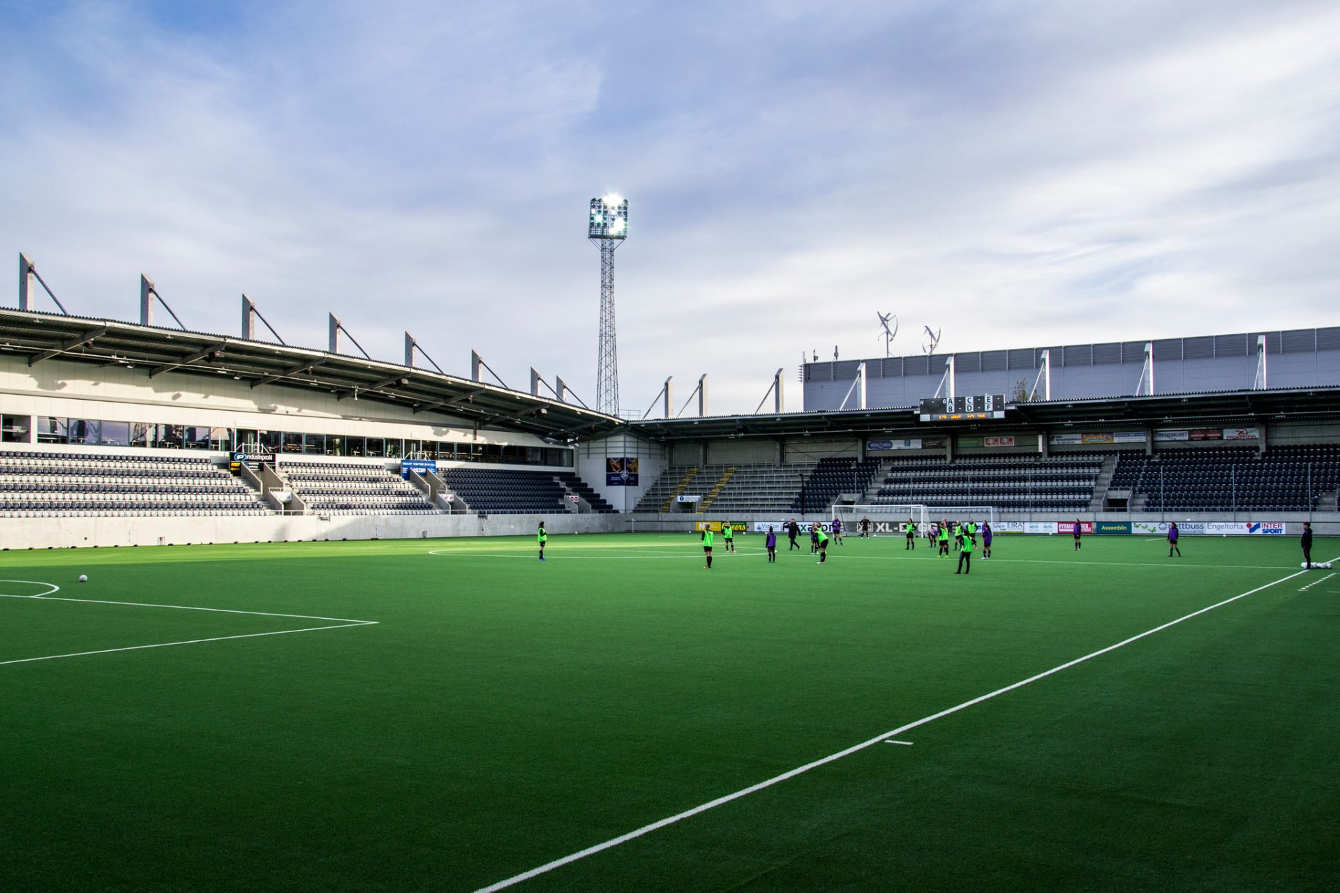 Fotbollsspelare i västar på gräsplanen på Gavlevallen