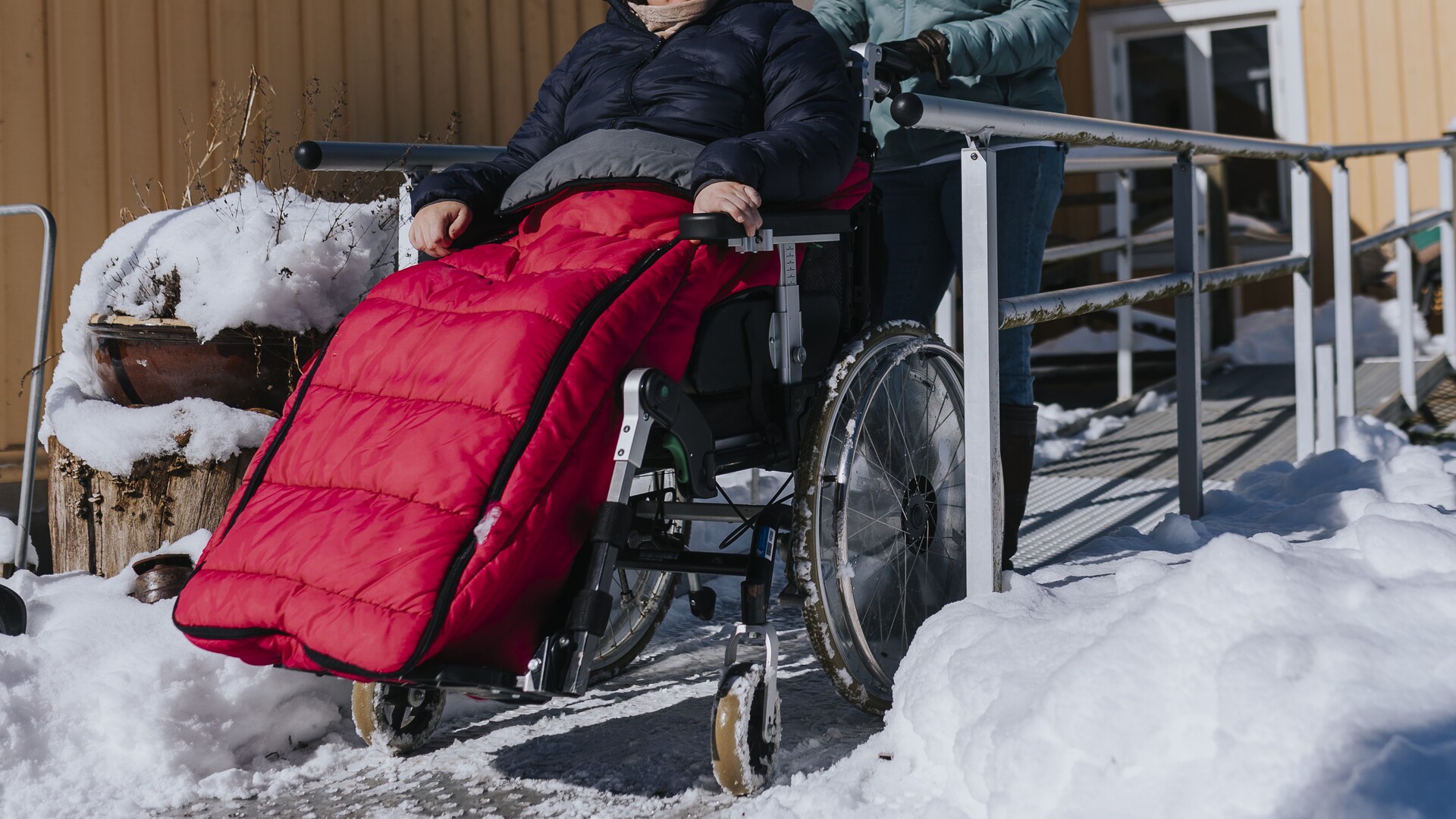 person i rull stol på en ramp i vintrig miljö