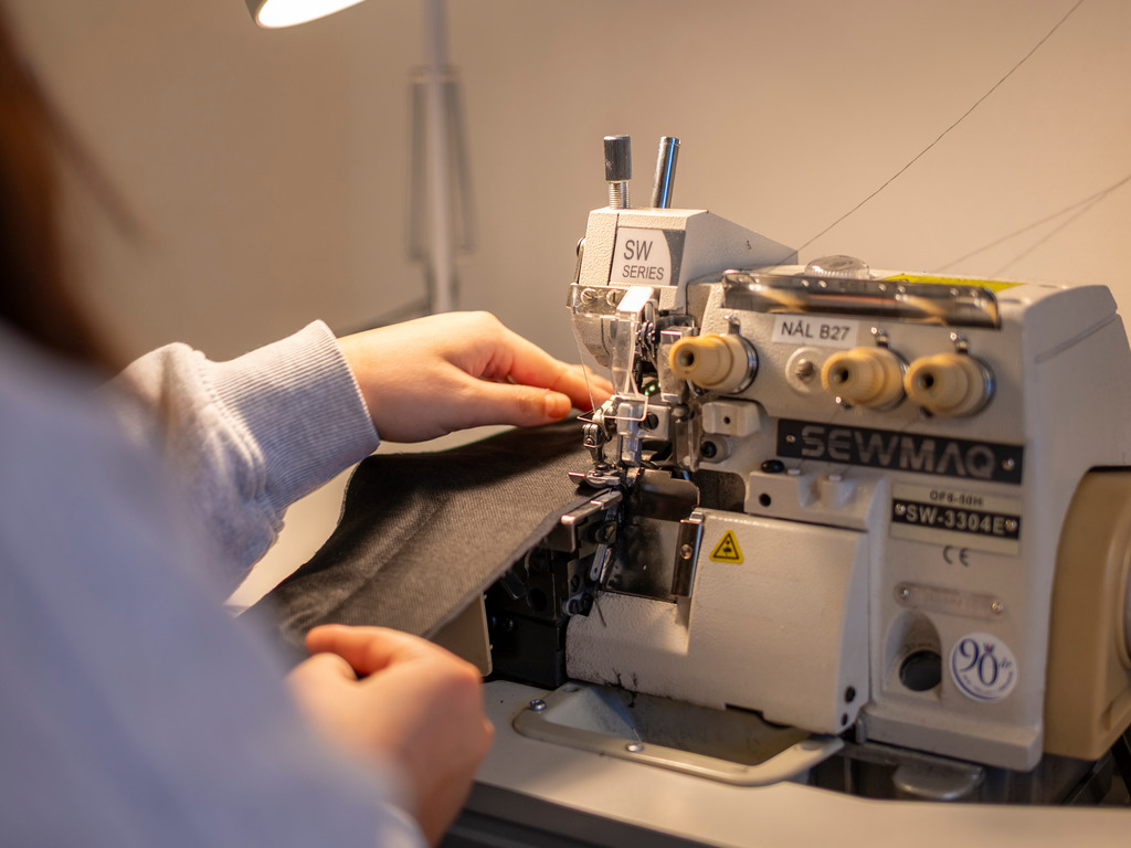 Elev syr med symaskin.