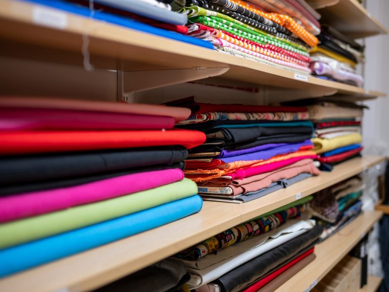 Olika tyger på en hylla