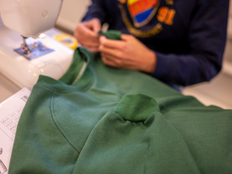 Elev syr en grön tröja