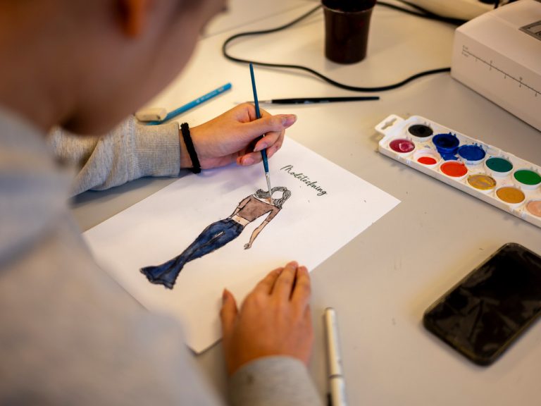 En elev målar en modellteckning