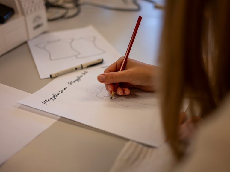 En elev ritar en plaggskiss