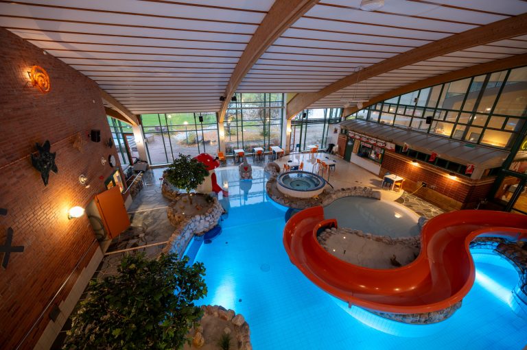 Vy vattenrutschkana, pool och café