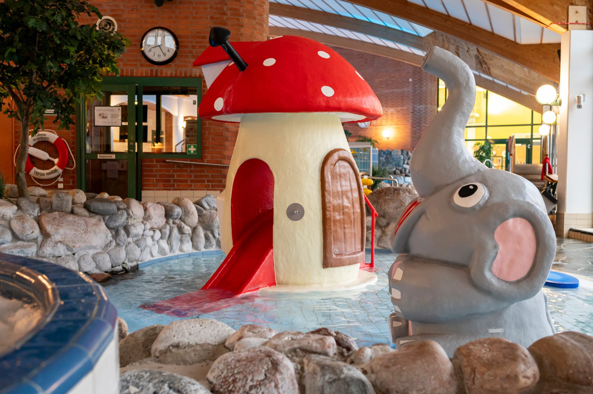 Badet för mindre barn "Plasken", med liten rutschkana och en stor elefant som sprutar vatten