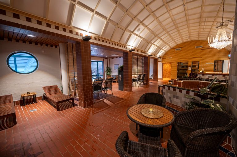 Vy över relaxavdelningen med solsängar och fåtöljer