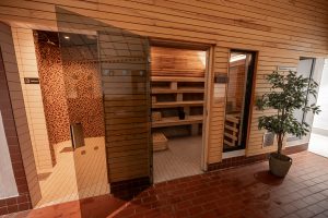 Bastu och dusch inne på relaxavdelning