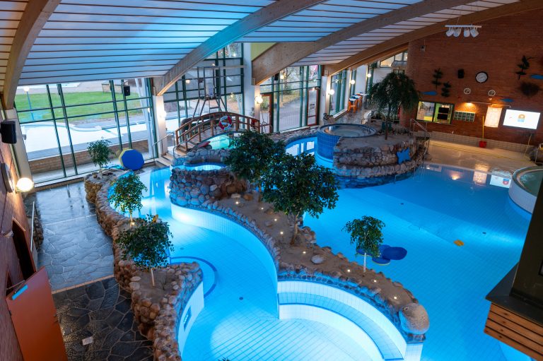 Vy över poolen på inomhusbadet