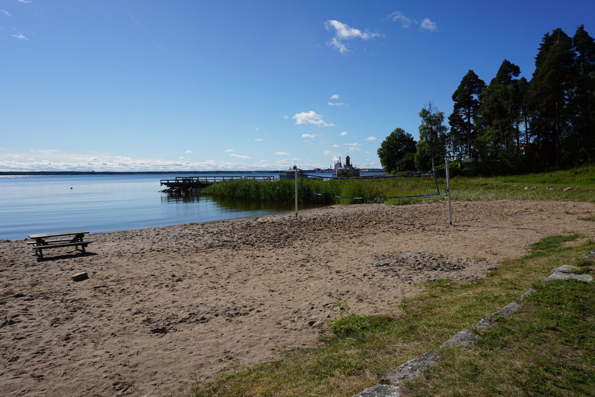 Strand och volleybollplats vid vattnet