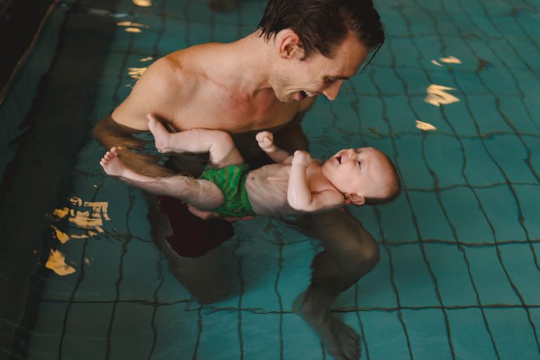 Bebis och pappa på babysim