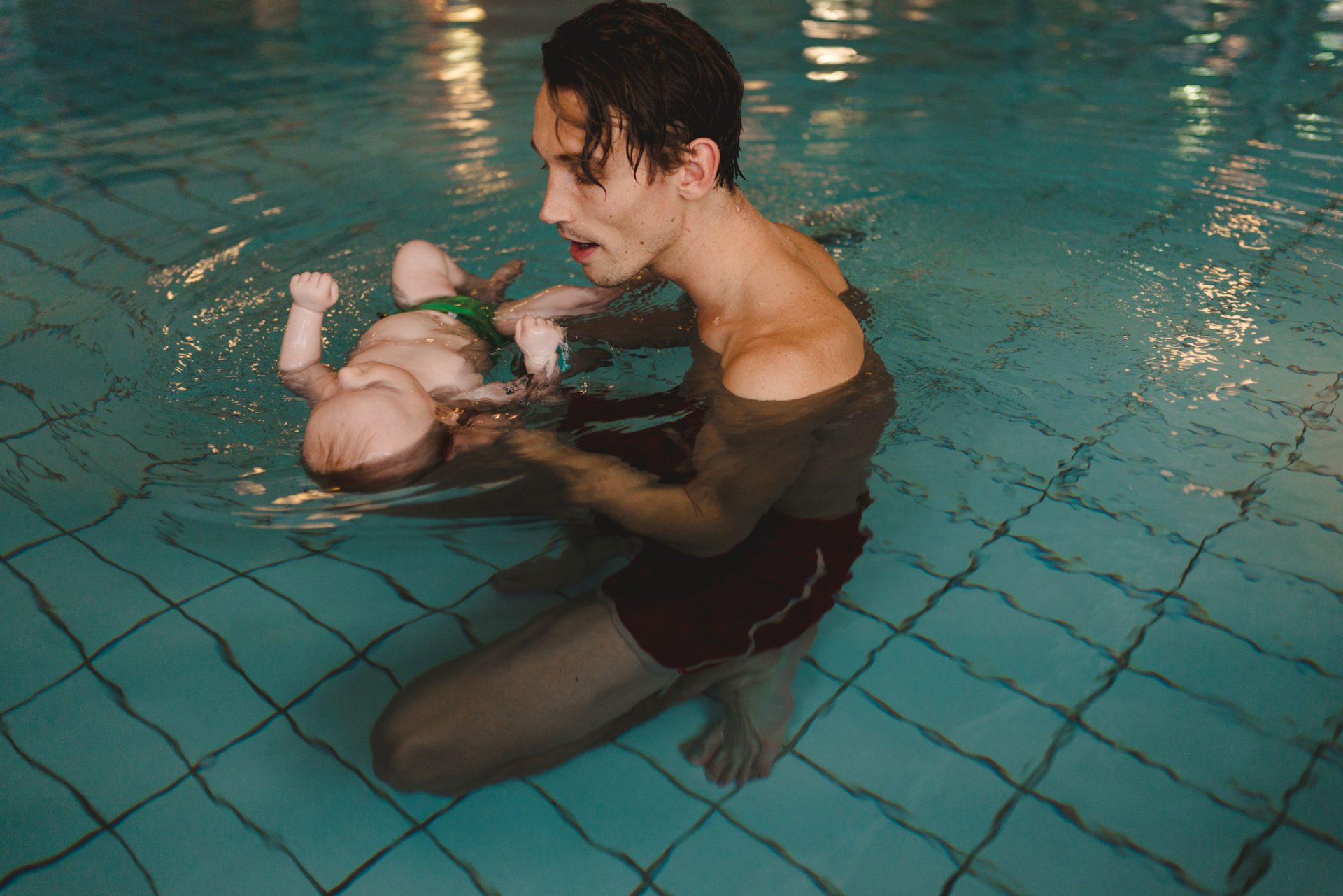 Bebis och pappa på babysim