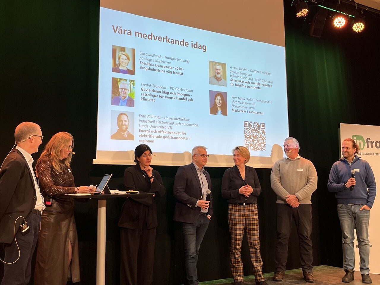 Dagens talare på scen i konserthuset