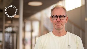 Ett porträtt på en man i glasögon