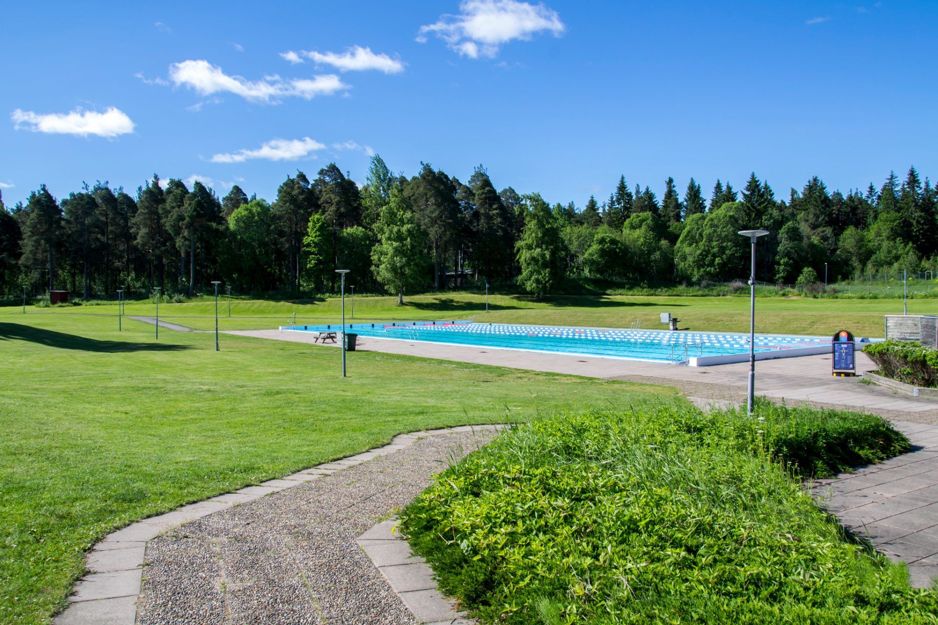 vy över utomhusbadet och 50-metersbassängen