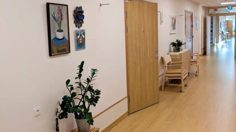 Korridor på Hemlingborgs vård- och omsorgsboende.