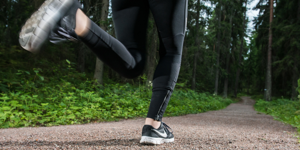 Person som springer i skogen.