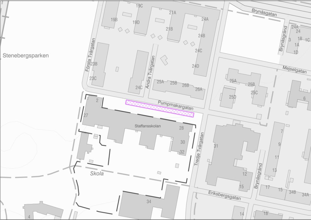 Karta med lila markering över parkeringsplatsen vid Pumpmakargatan.