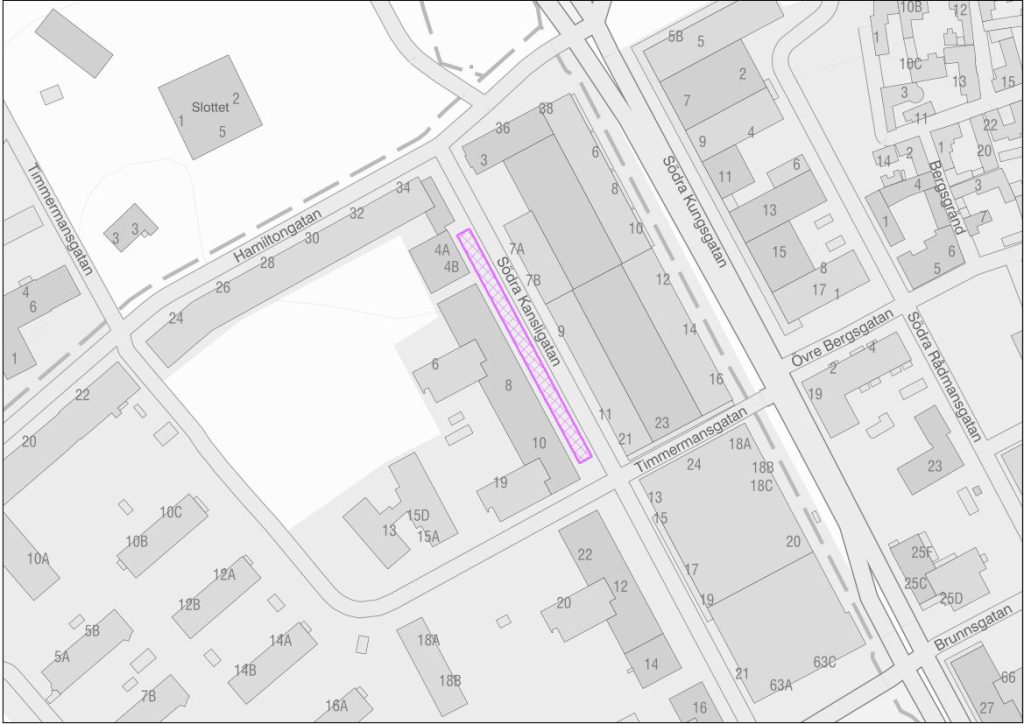 Karta med lila markering över parkeringsplatsen vid Södra Kansligatan.