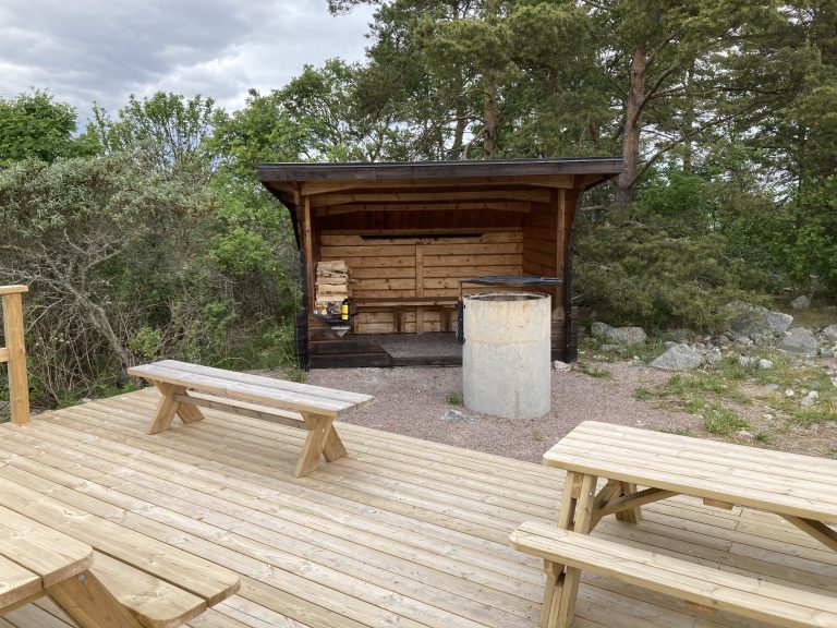 Bänkar, trädeck och vindskydd på Vitgrund.