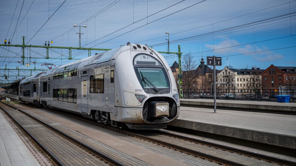 Tåg stående på centralstationen i Gävle