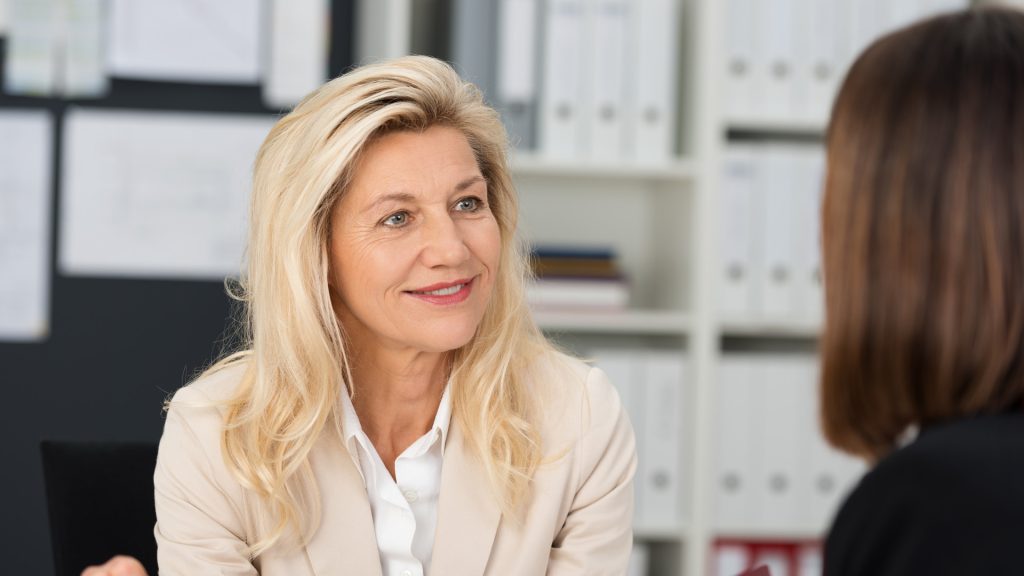 Två kvinnor på ett möte