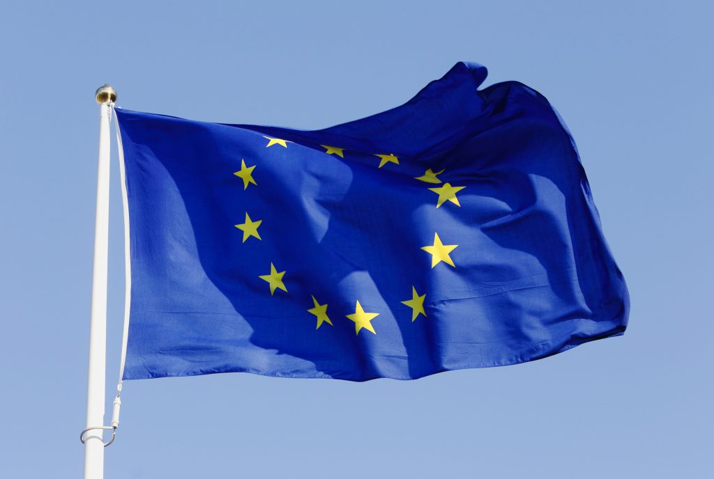 Närbild av EU flaggan mot blå himmel.