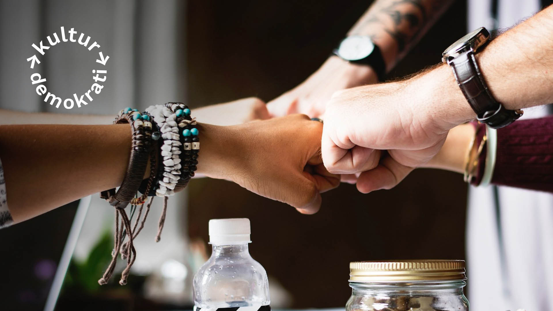 Händer som sätter knogarna mot varandra