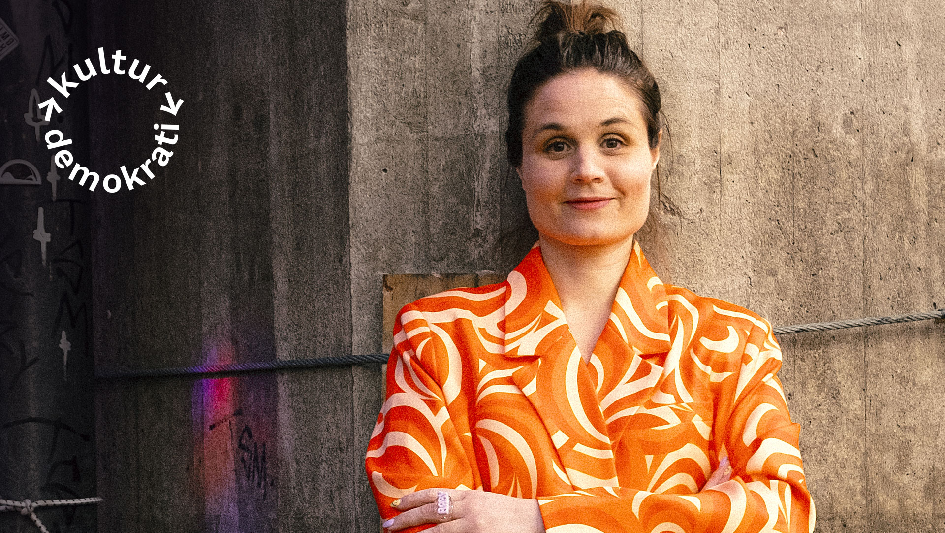 En kvinna i orange skjorta