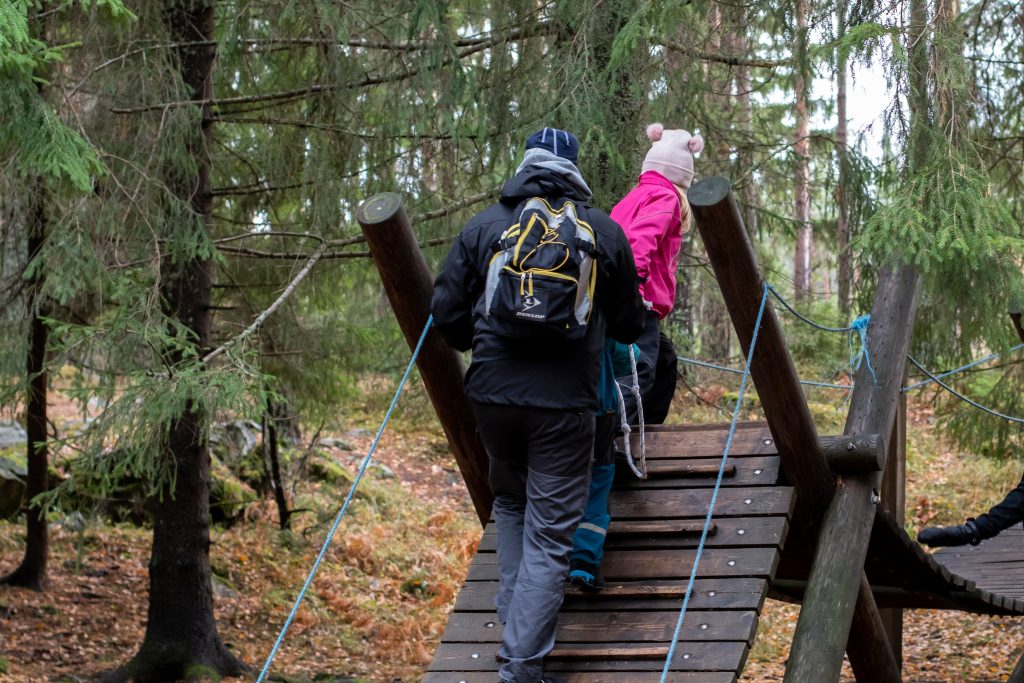 En vuxen och ett barn som går en hinderbana.
