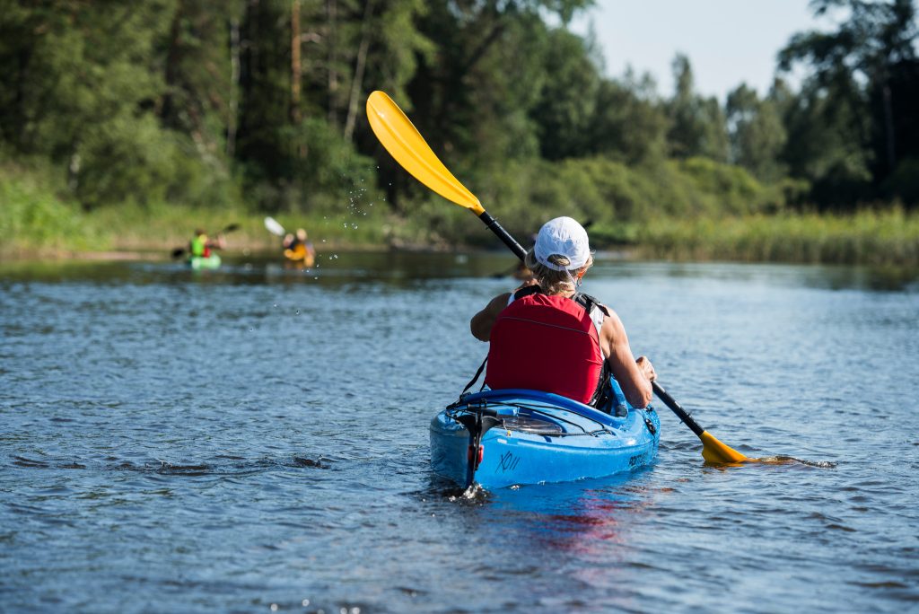 Person som paddlar på vattnet.