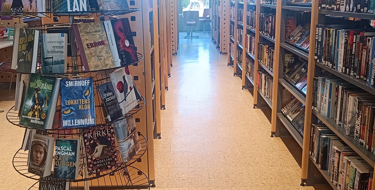 Foto på Andersbergs biblioteks golv och bokhyllor