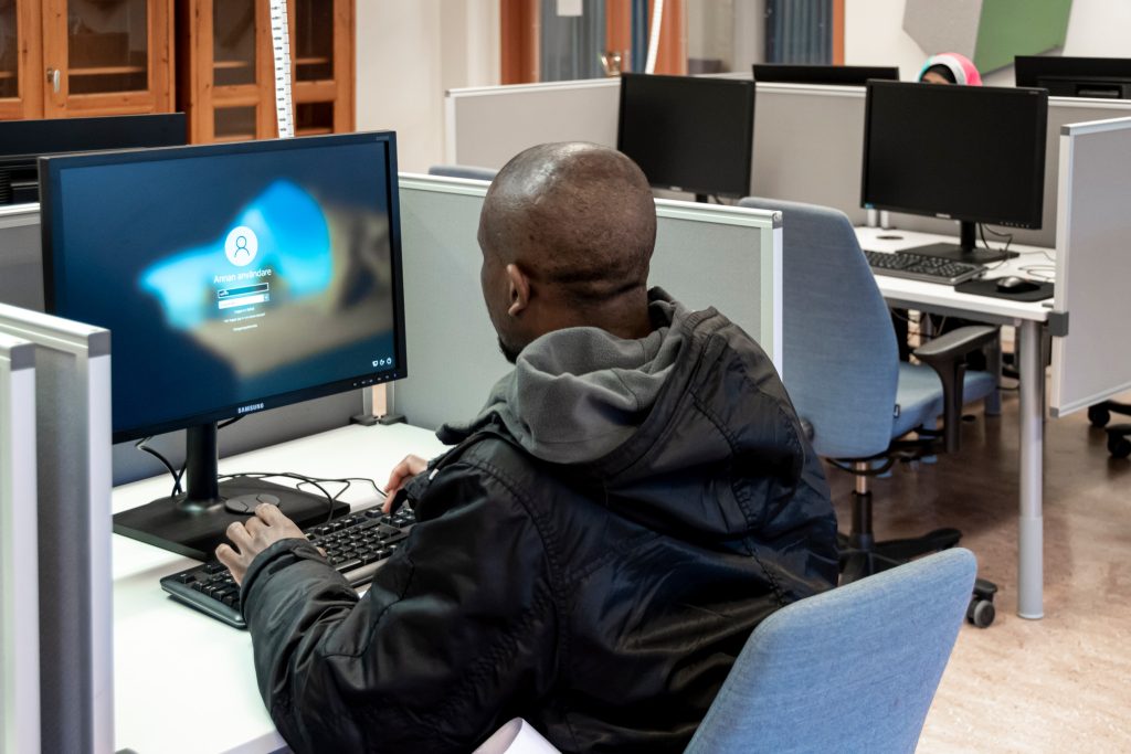 Kille som sitter vid en dator