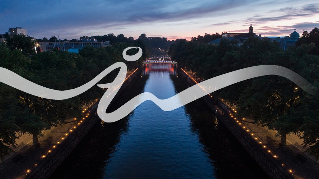 Vy över Gavleån kvällstid, med bokstaven Å som slingrar sig över bilden