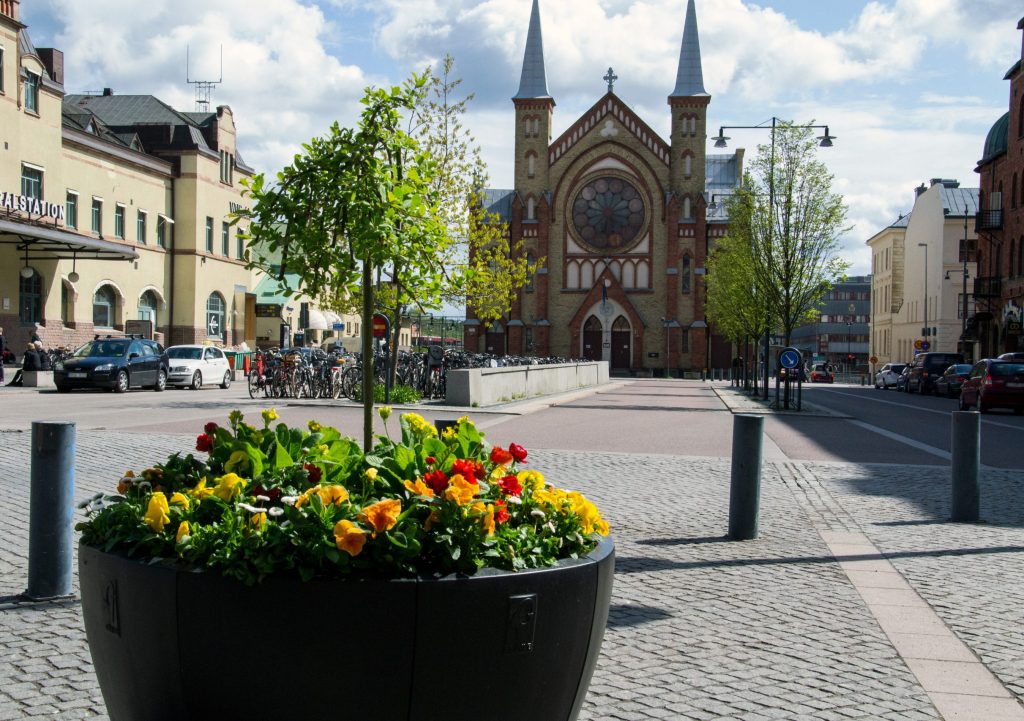 parkering vid centralstation och Sjömansskyrkan. Blommor i förgrunden.