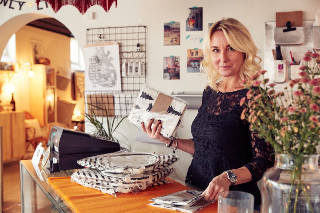 Kvinna som står vid en kassa