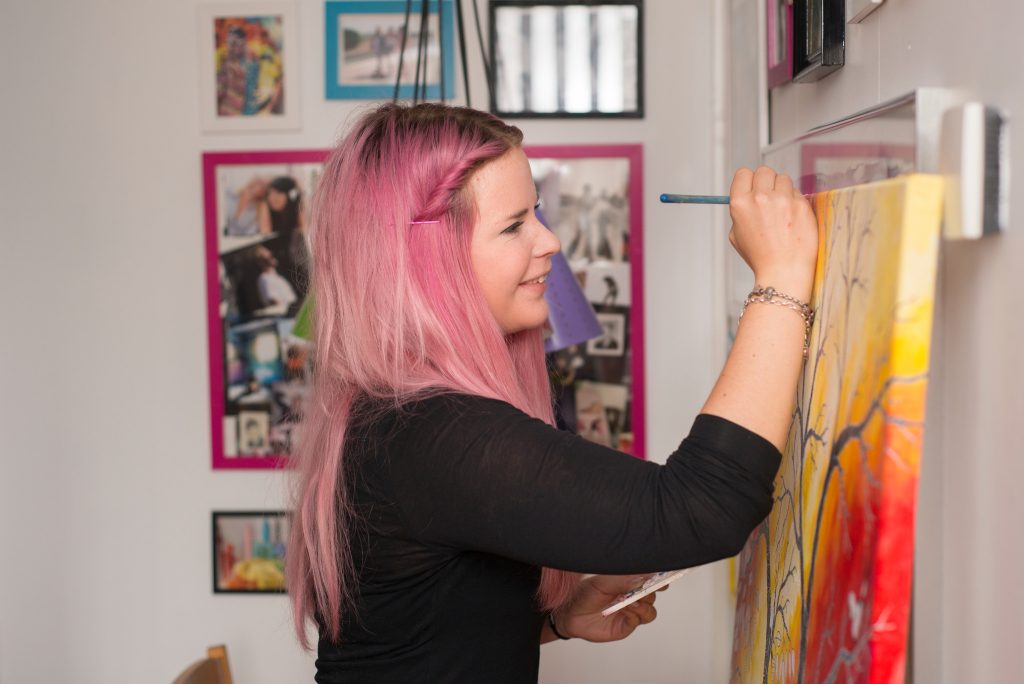 Kvinna målar en tavla