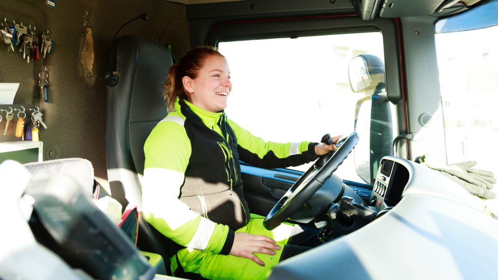 Lastbilschafför bakom ratten