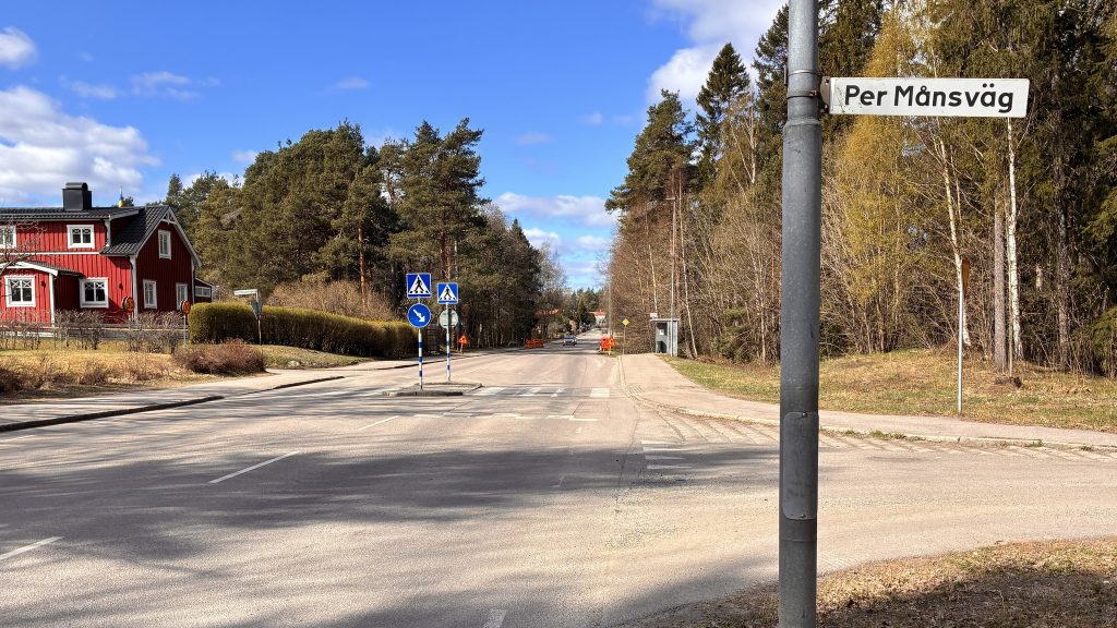 Vägkorsning vid Per Månsväg. Övergångsställe i bakgrunden