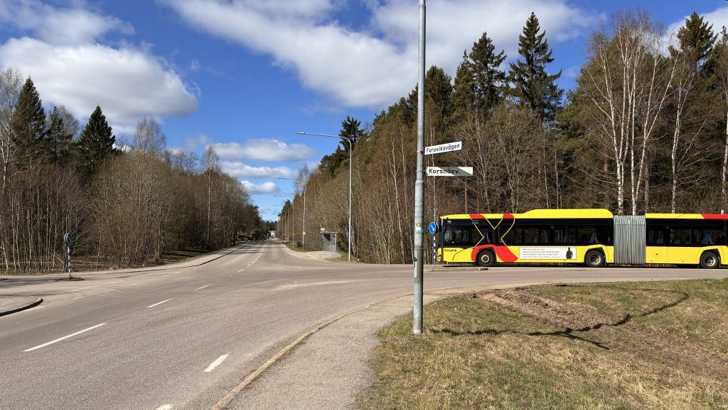 Vägkorsning vid Furuviksvägen och Korsnäsvägen. Buss i bakgrunden.