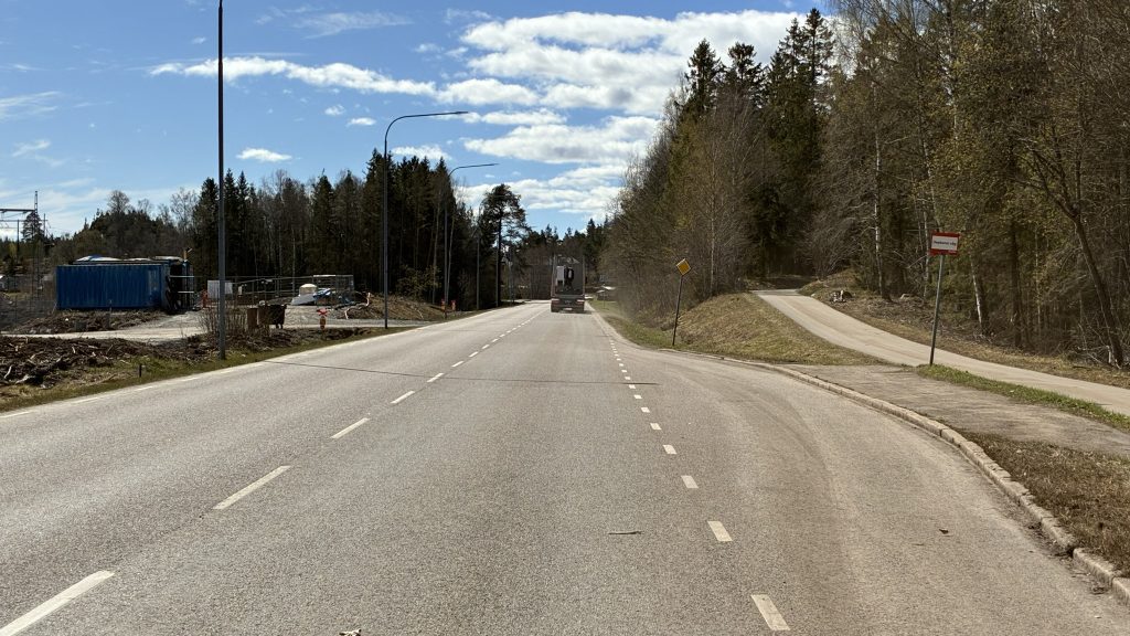 Depkens väg med lastbil längre bort på vägen.