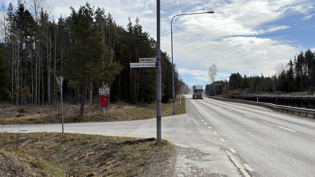 Vägkorsning vid Sikviksvägen. Lastbil på vägen.