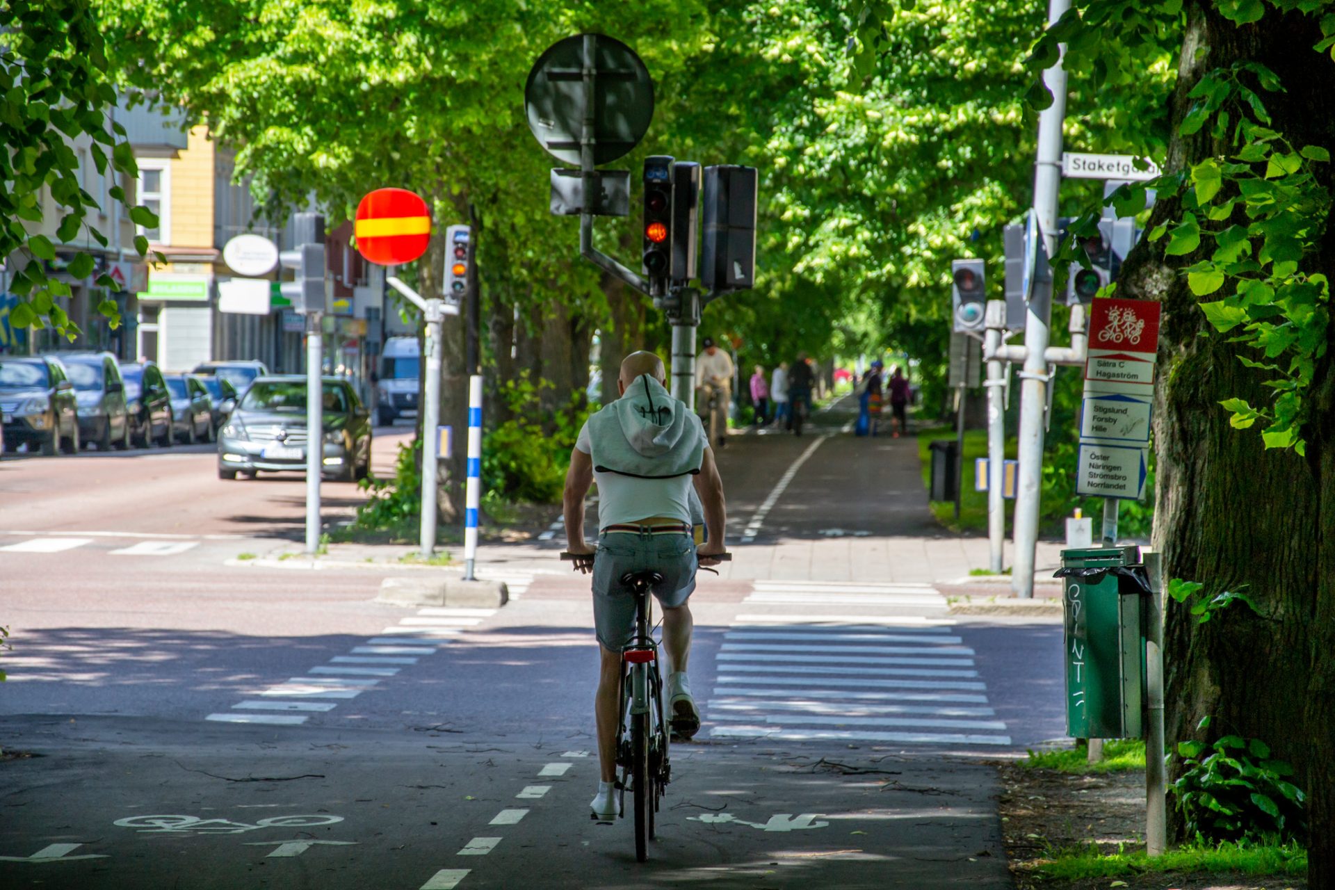 Cyklist på väg mot övergångsställe.