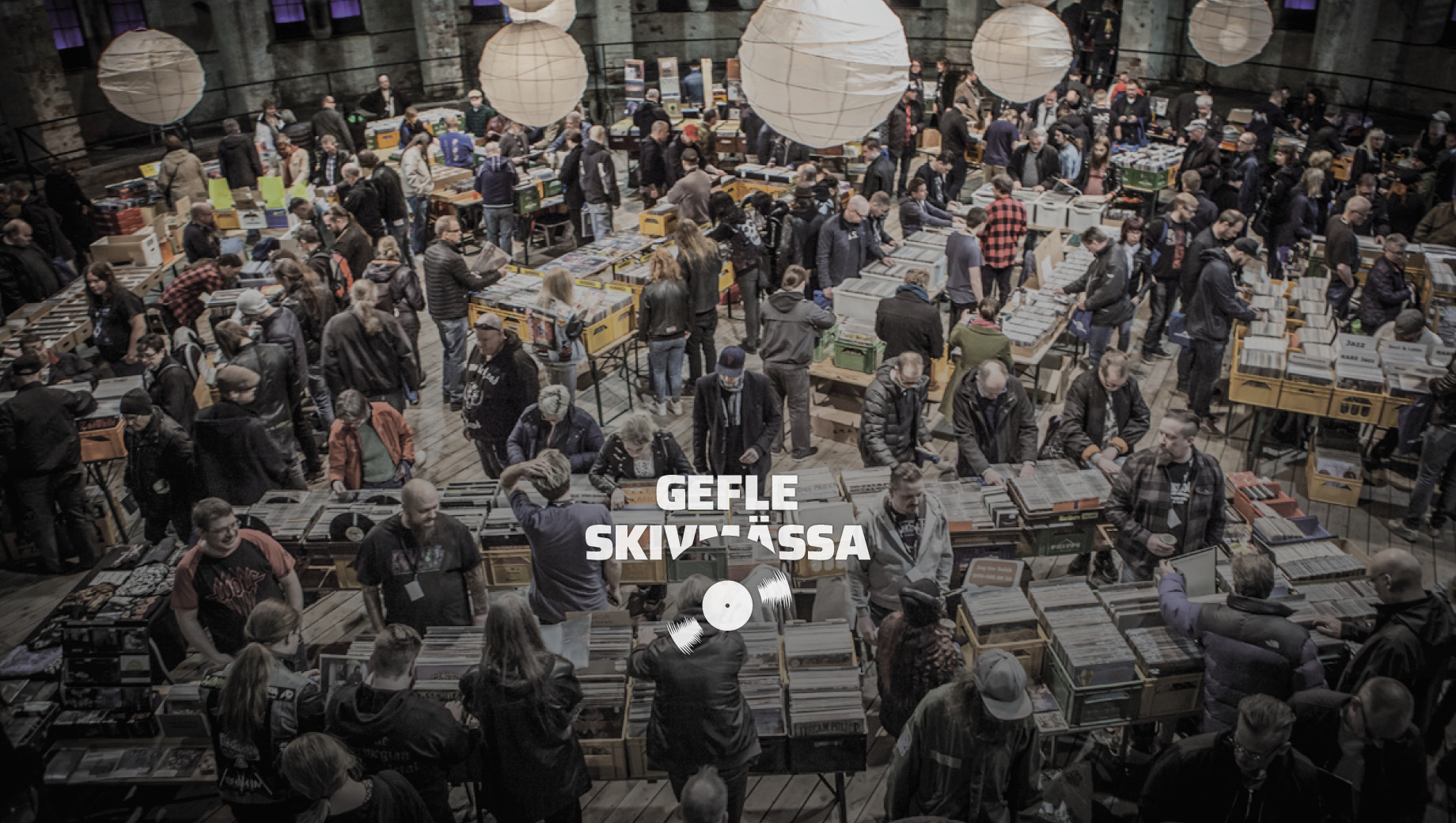 Bild från en lokal fylld med människor