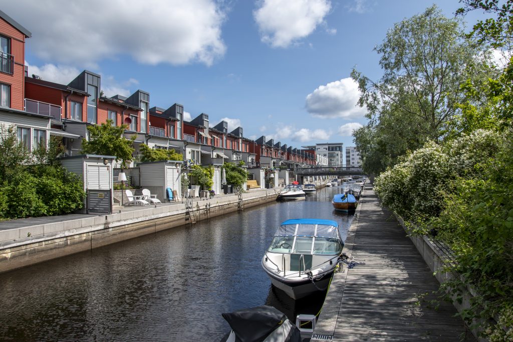 Hus och kanal vid Gävle strand.