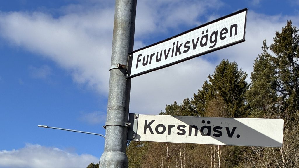Vägskylt på Fruviksvägen och Korsnäsvägen.