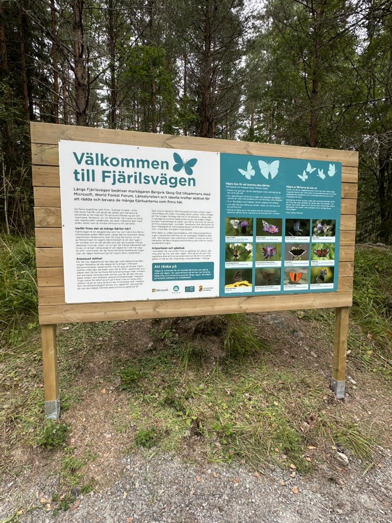 Informationsskylt vid Fjärilsvägen i Grinduga