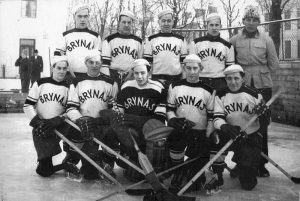 Foto: Gästriklands första allsvenska ishockeylag Brynäs IF 1943/1944.
Laget står på Islandsbanan. Foto ur Länsmuseet Gävleborgs samlingar.