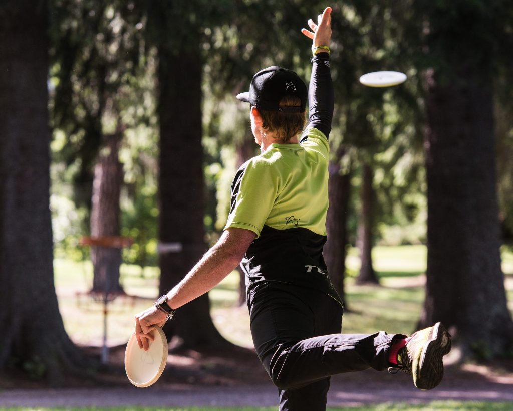 Person som kastar frisbee.